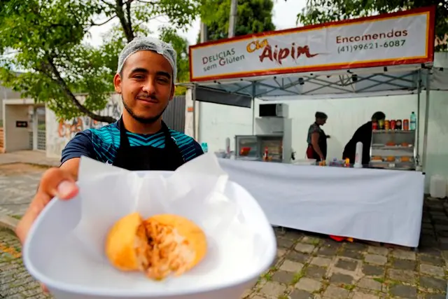 "Pessoal vinha para o Largo da Ordem e não podia comer nem um pastel de feira. Trouxemos os bolinhos sem glúten e sem lactose, veganos e vegetarianos para eles", diz Gabriel Gerdum, sócio-proprietário da Cia Aipim
