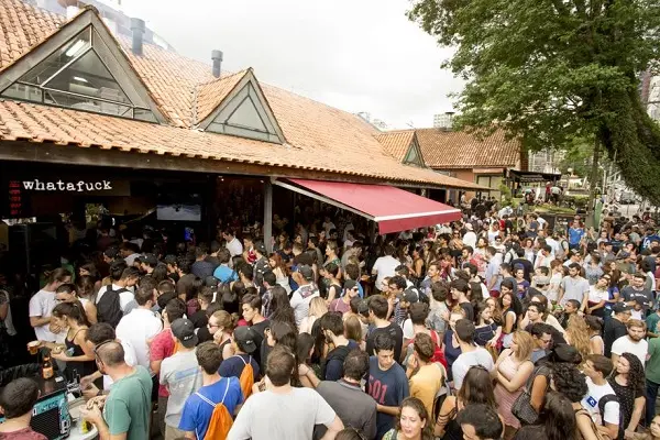 Com sanduíche a R$ 1, inauguração de hamburgueria reúne milhares no Batel