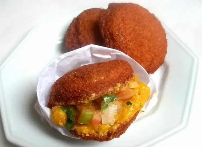 Acarajé recheado com vatapá e vinagrete (R$ 8) da Kits Gourmet Veg. Foto: Divulgação
