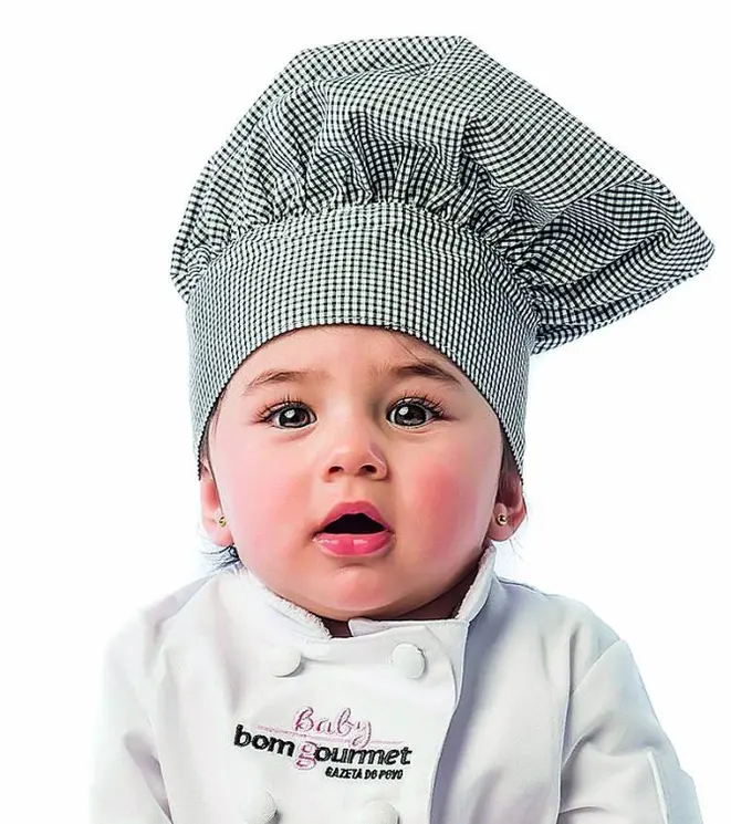 O toque (touca) da linha Baby, de tricoline, vem em estampa vicky e sai por R$ 41,39.