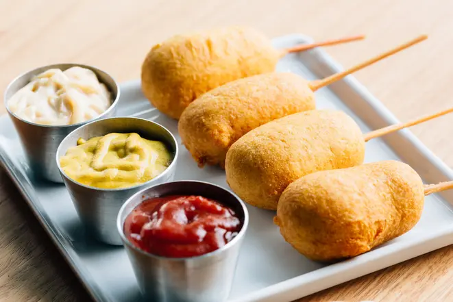 O mini corn dog é um clássico da culinária norte-americana. Foto: Eduardo Macarios/ Divulgação