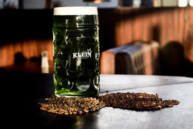 Até domingo, a casa serve chope verde. Foto: Divulgação