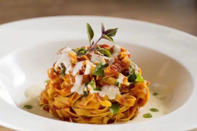Tagliatelle ao pomodoro com fonduta de queijos e pesto do La Pasta Gialla. Foto: Divulgação