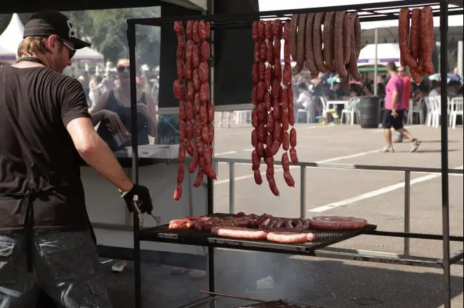 Feira conta com carne de tudo que é jeito como linguiças, costela fogo de chão, carnes no varal e sanduíches. Foto: Divulgação.