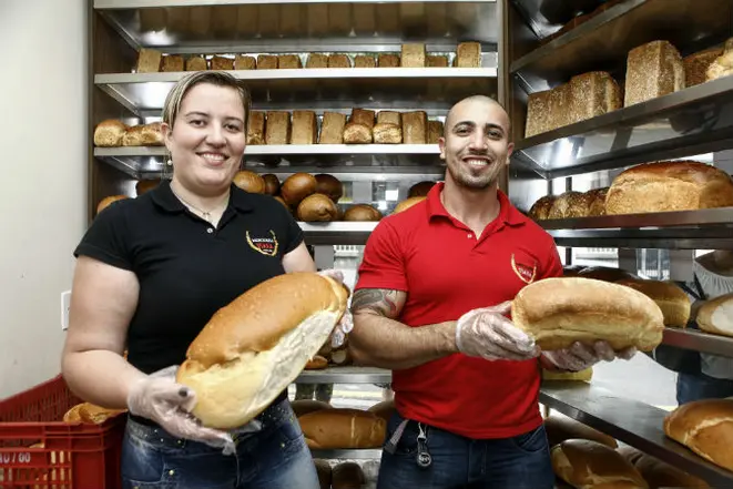 Thaylline e Rudinei com o pão caseirão. Foto: Divulgação.