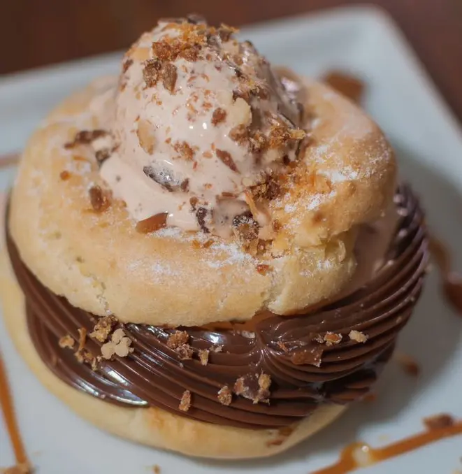 Sobremesa da Grué Chocolateria: Paris Brest (chocolate, sorvete de café, caramelo e avelãs laminadas). Foto: Divulgação