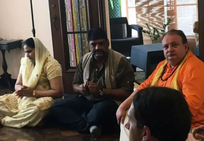 Deepali e Vijay Baraska em templo Hare Krishna em São Paulo com o chef Erick Jacquin. Imagem: Reprodução/Band