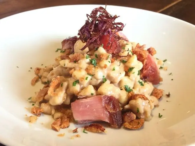 Spätzle com joelho de porco da Bierwit, de Palmeira. Foto: Divulgação