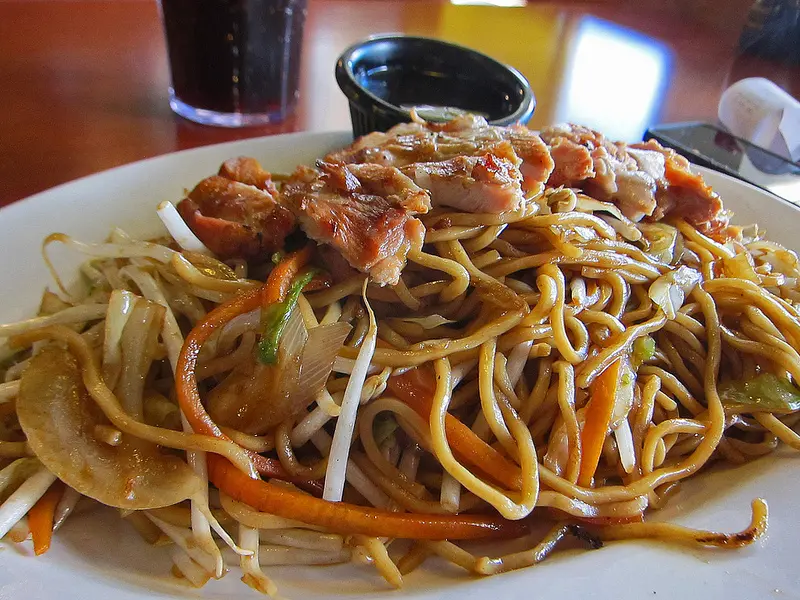 Casa de estudantes japoneses de Curitiba faz open de yakisoba