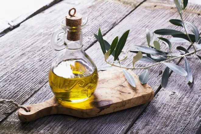 É preciso desconfiar dos azeites baratos demais. Foto: Bigstock.