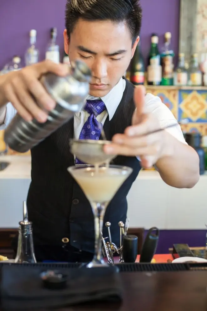 O bartender Vinicius Kodama. Foto: Fernando Zequinão/Gazeta do Povo.