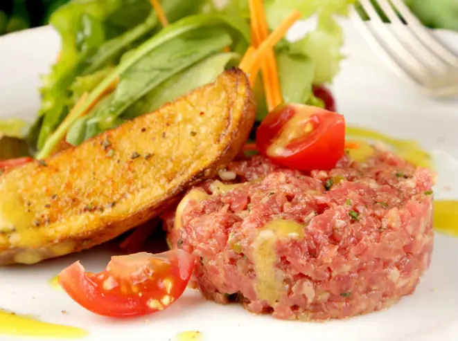 Outra opção elaborada por Ivo Lopes para o festival é o steak tartar com batatas rústicas. Foto: Divulgação.