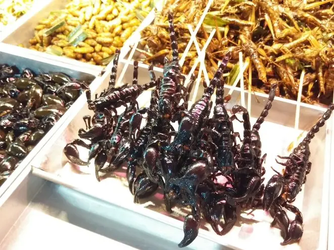Bangkok: espetinhos de escorpião à venda em Khaosan Road. Foto; André Gonçalves/Gazeta do Povo.