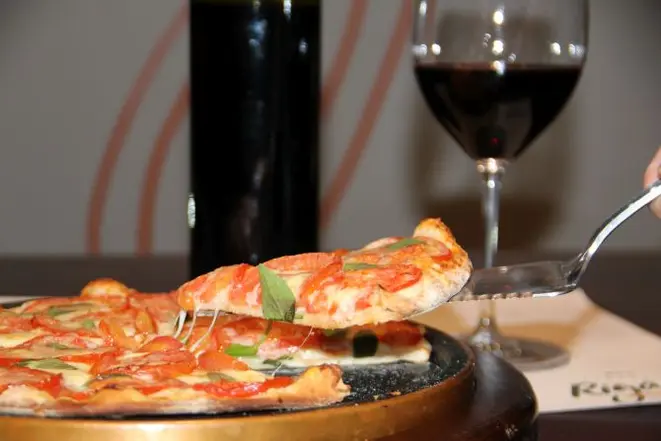 Pizzas sem glúten da Rigani são feitas com massa de fécula de batata e mandioca. Foto: Divulgação