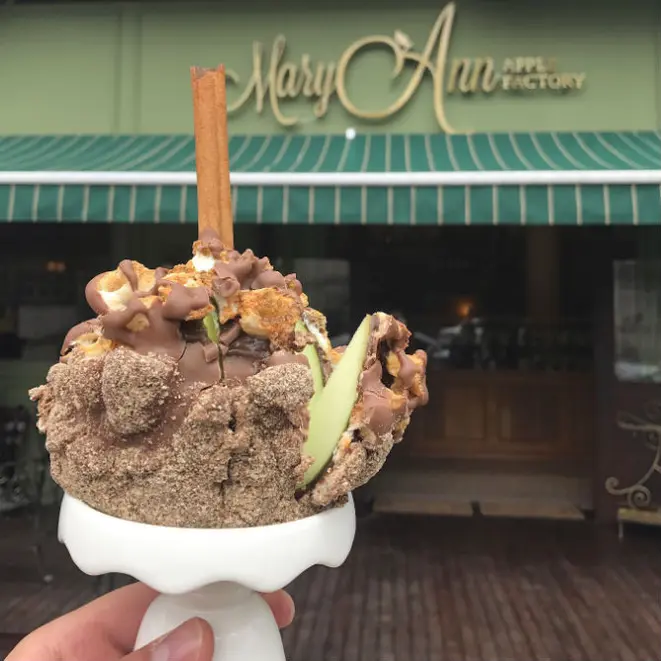 Maçã com cobertura de marshmallow tostado e chocolate - até agora, a mais pedida. Foto: Divulgação.