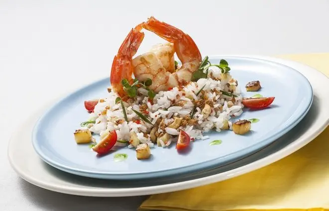 Arroz jasmin com camarões grelhados. Foto: Divulgação.