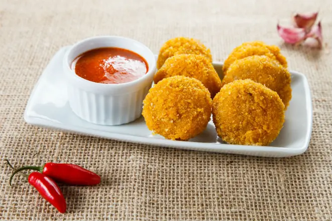 No Zezitos, a porção é de anel de cebola, bolinho de carne com cereais, queijo prato e sucrilhos. Foto: Beto Eterovick/Divulgação.