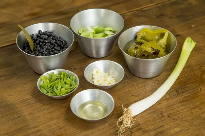 Ingredientes para preparar caldinho de feijão preto com picles de pimenta cambuci. Foto: Hugo Harada/Gazeta do Povo