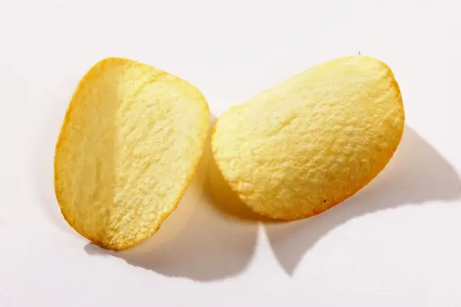 Há um jeito certo de comer batatas Pringles e nunca te contaram