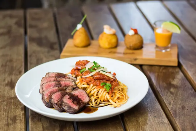 O Boussolé Gastrobar participa do festival com um prato principal que leva filé mignon com fetuccine molho de tomate e pimentão. Foto: Divulgação<br>