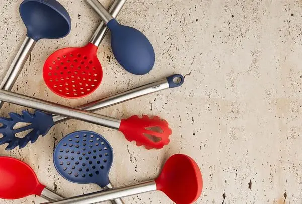Na Promoção Junte e Troque você leva espumandeiras, conchas, pegadores de massa e colheres em silicone nas cores azul e vermelha. Foto: Letícia Akemi / Gazeta do Povo.