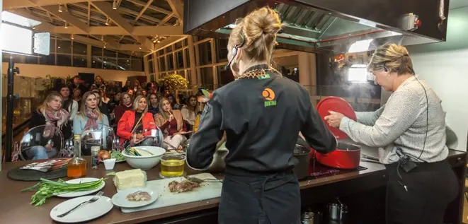 Chef Gabriela Carvalho e sua mãe Sônia preparam um frango ensopado com polenta para as integrantes do Clube da Alice no Estúdio Bom Gourmet Pátio Batel. Foto: Fernando Zequinão/Gazeta do Povo