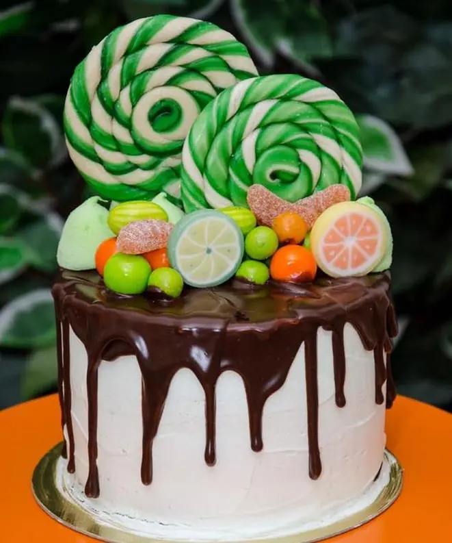 As decorações do drip cake podem ser variadas. Bolo do Atelier A Bailarina. Foto: Divulgação