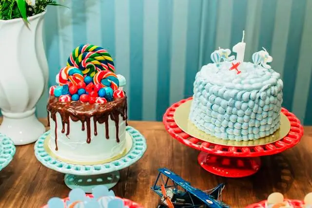 Drip cake feito pelo Atelier A Bailarina para festa infantil. Foto: Divulgação