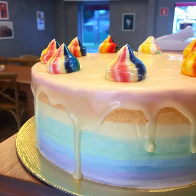 Drip cake de arco-íris da Cheia de Graça Pâtisserie. Foto: Divulgação