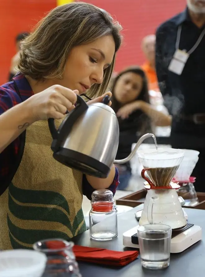 A barista Estela Cotes serviu o café em campeonato brasileiro. Foto: Divulgação.