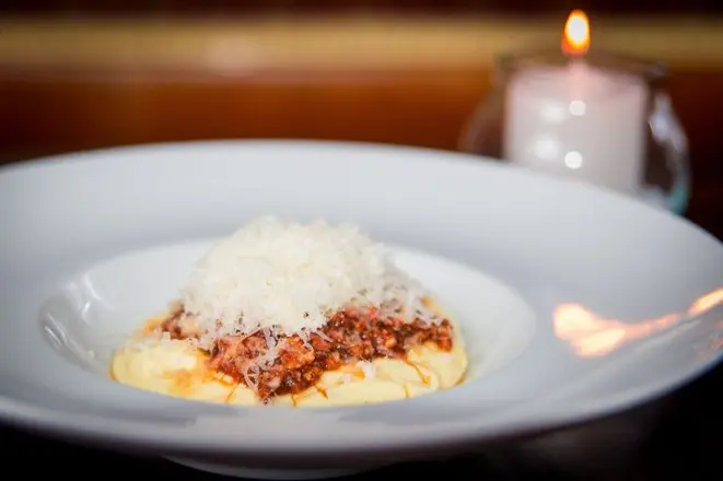 Polenta cremosa com ragu bolonhesa e pancetta trufada. Foto: divulgação