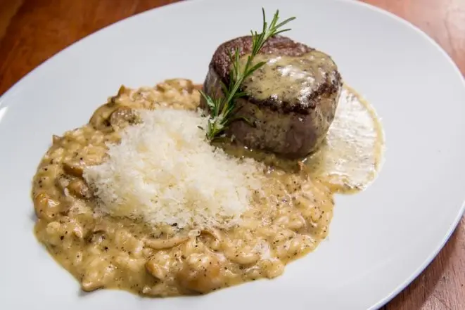 Mignon grelhado com molho de trufas negras e risoto cremoso de funghi porcini com trufas brancas