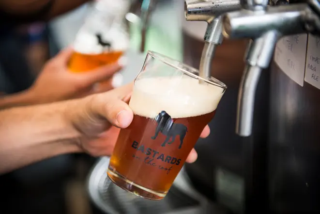 Você também poderá participar de uma visita à fábrica das cervejas Bastards. Foto: divulgação