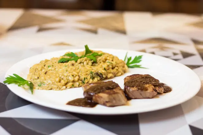 O H2CHOPP serve filé mignon ao molho roti com risoto ao funghi como prato principal. Foto: Divulgação<br>