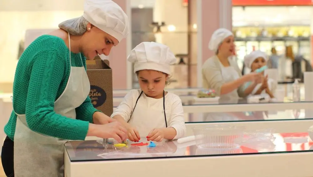 Espaços gastronômicos têm oficinas divertidas e rápidas para mães e filhos