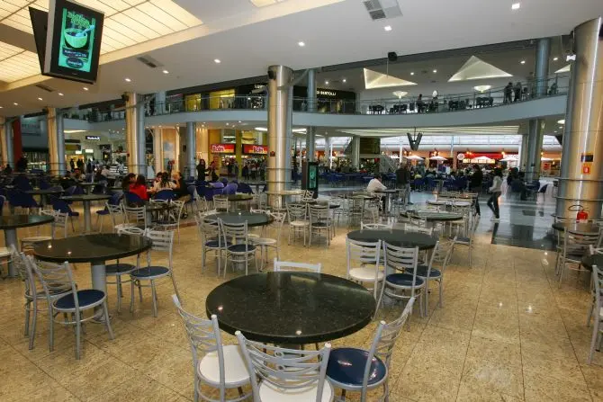 Projeto de lei prevê assentos preferenciais em praças de alimentação de shoppings