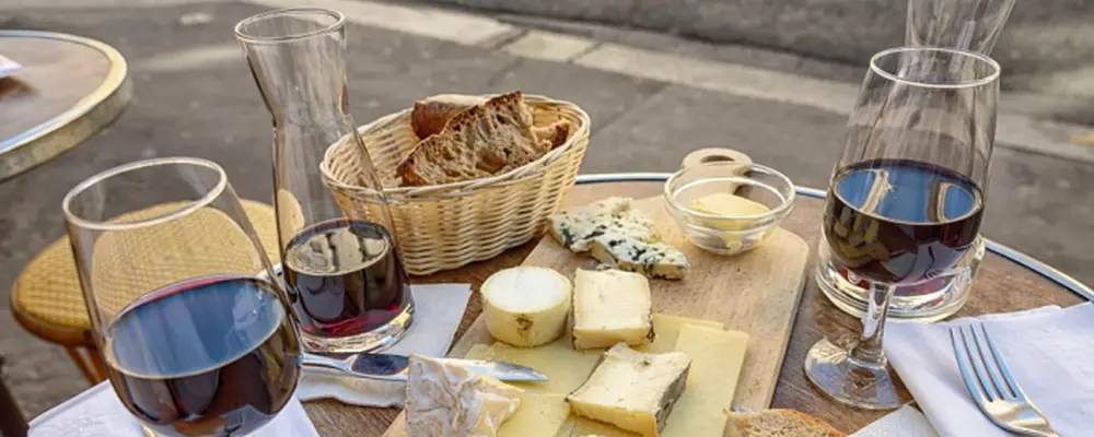 Aprenda a harmonizar queijos e vinhos
