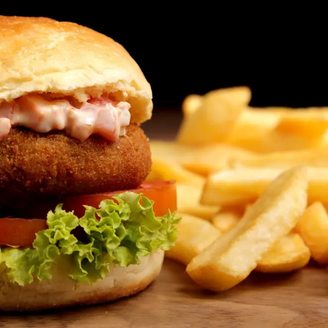 O hambúrguer de siri está na promoção no dia 28 tanto para consumo na loja quanto por pedidos pelo app SpoonRocket. Foto: Divulgação