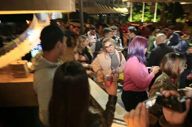 Distribuição dos hambúrgueres de costela no Whatafuck do Hauer. Foto: Marcelo Andrade/Gazeta do Povo.