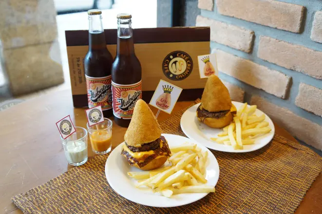 Coxiburguer (R$ 14,90). Foto: Divulgação / Café Cremoso Café