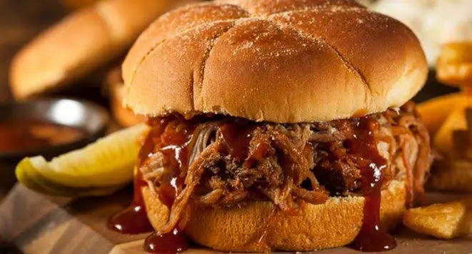 O sanduíche de barreado do Avenida Burguer custa R$ 15. Foto: Divulgação.