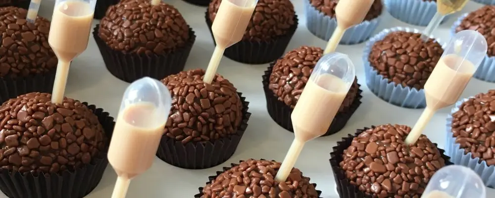 Doceria faz brigadeiros com ampolas que liberam bebidas como café, whisky e Amarula