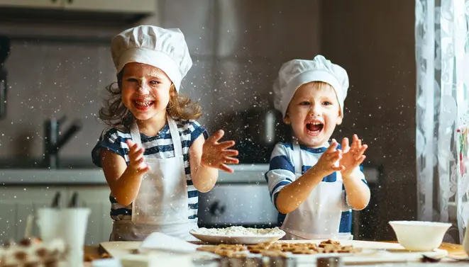 crianças felizes na cozinha<br>