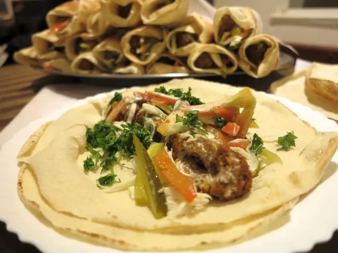A novidade desta edição é o sanduíche de falafel com tahine, tomate, repolho, picles (R$ 10). Foto: Andrea Torrente/Gazeta do Povo.