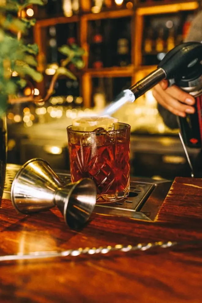 Mais 55 serve Negroni clássico e Tequila Negroni durante a Negroni Week. Foto: Jennyfer Almeida/Divulgação.
