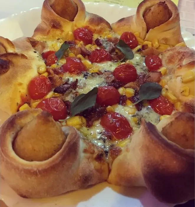 Pizza com borda de coxinha da Cantina Casa Velha em Curitiba. Foto: Divulgação.