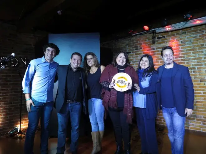 As proprietárias do Schnaps comemoram o terceiro lugar no Comida di Buteco 2017. Foto: Andrea Torrente/Gazeta do Povo.