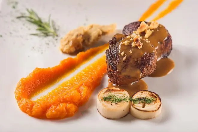 O Acqualina Bistrô também valorizou o pupunha. No prato, ele entra em uma versão<p></p><p>tostada junto com o a mousseline de cenoura para acompanhar o filé mignon grelhado ao molho de café. Foto: Luciano Dias.</p>