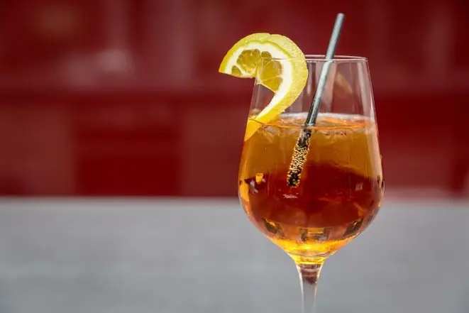 Aperol Spritz leva Aperol, espumante, água com gás e laranja. Foto: Pixabay