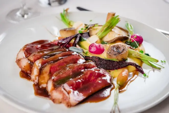 Bife de Chorizo Kobe com musseline de mandioquinha, vegetais orgânicos em diferentes texturas, demi glace e pesto de agrião. Foto: Priscilla Fiedler/Divulgação
